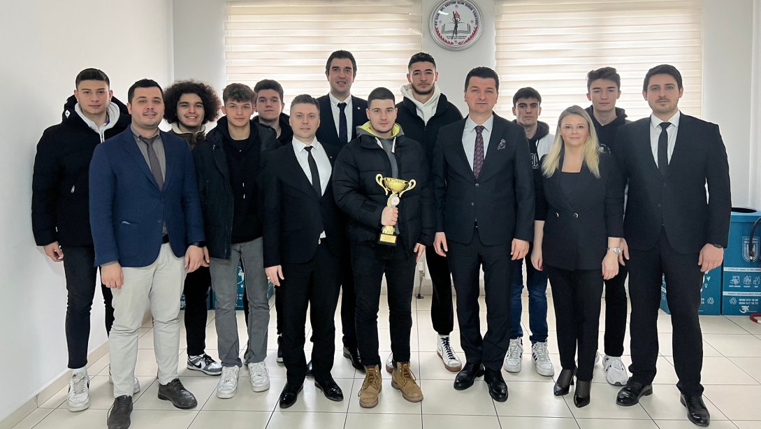 Basketbol İl Şampiyonu İlçe Milli Eğitim Müdürü Sayın Cihan ERDEM'i ziyaret etti.