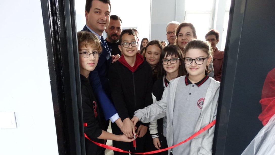 8 Kasım Ortaokulu kütüphane açılışı gerçekleştirildi.