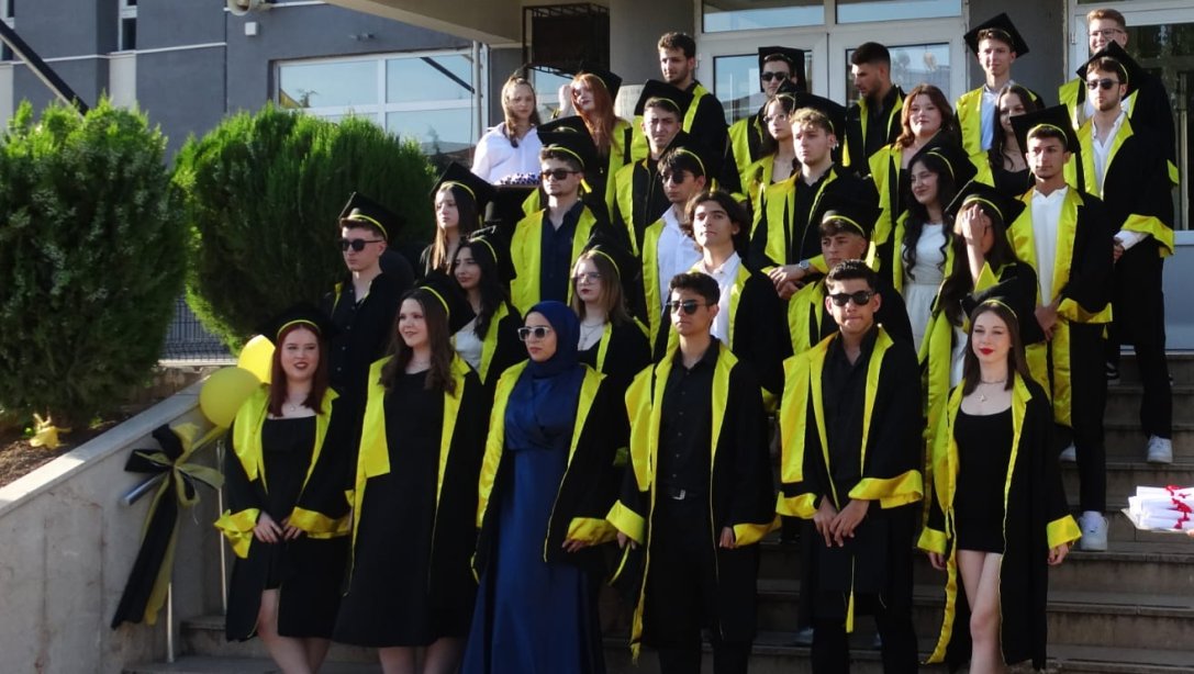 Düvenciler Anadolu Lisesi mezuniyet töreni düzenledi.